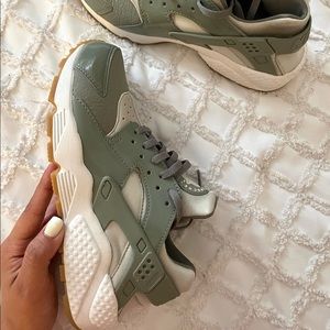NIKE HUARACHE (Olive tones)